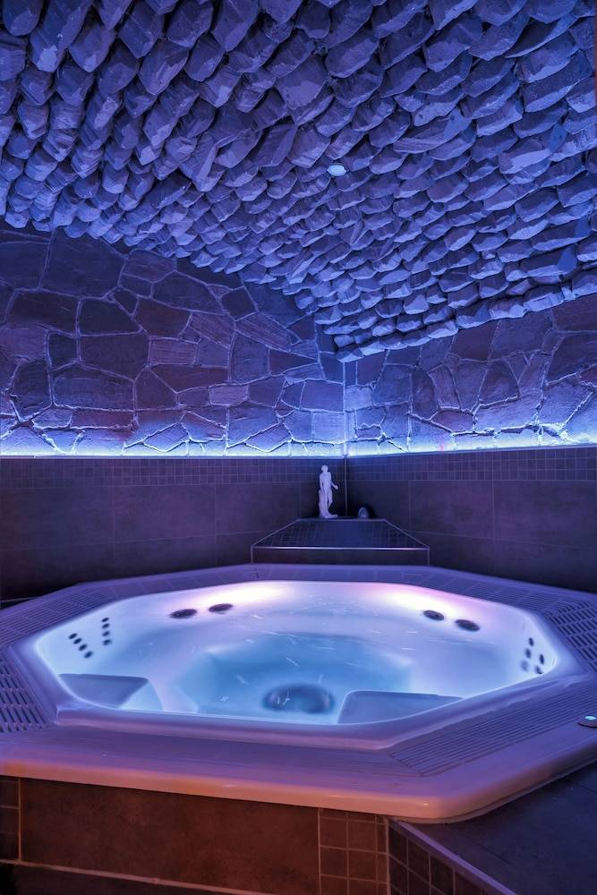 Indoor spa tub