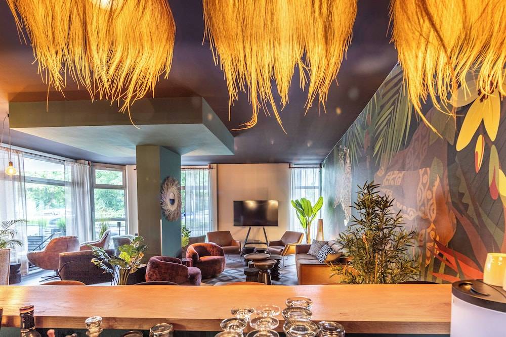 Lobby lounge