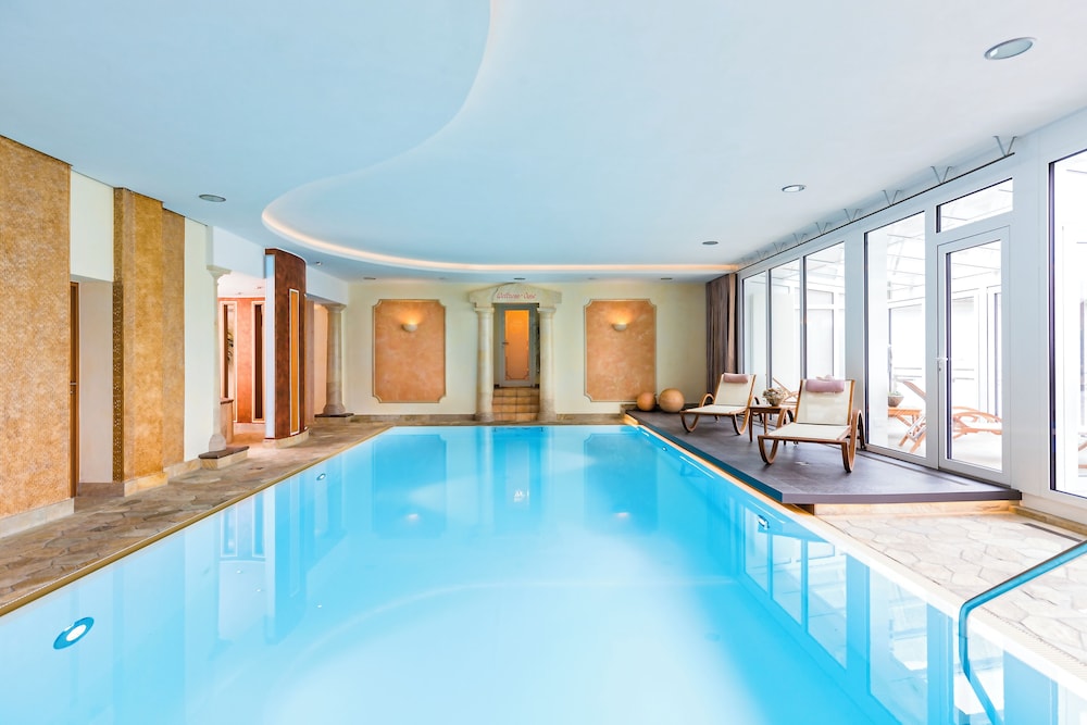 Exercise/lap pool