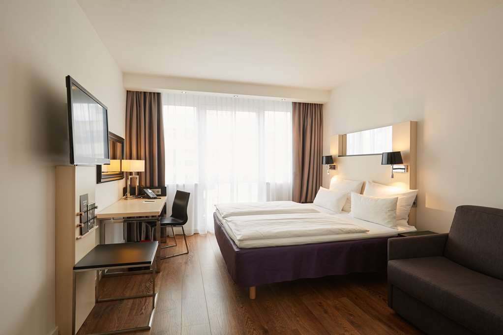 scandic berlin kurfuerstendamm room standard tr doublebed sofa tv