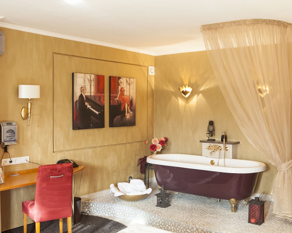 Deep soaking bathtub