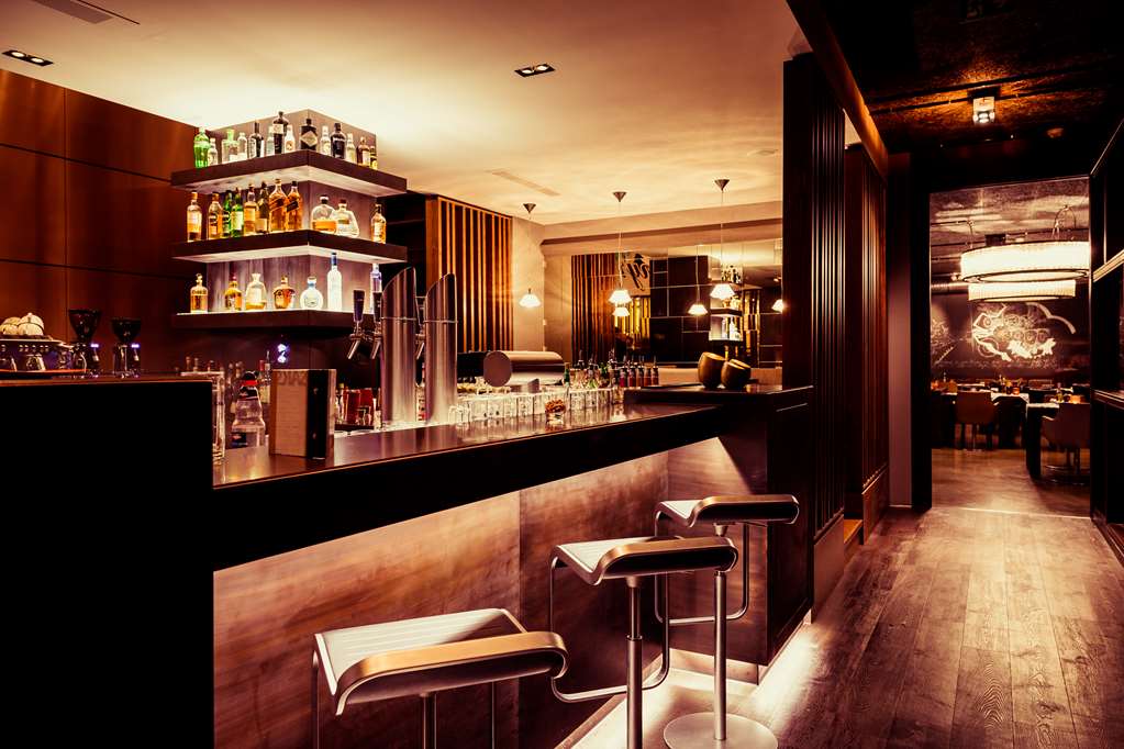 Henry's Bar
