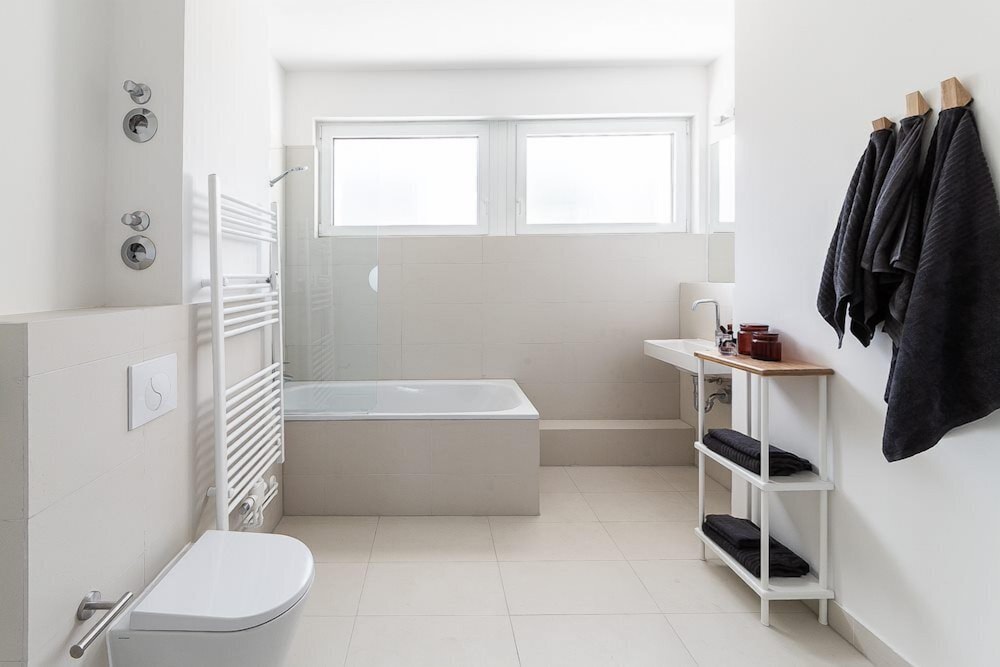 Deep soaking bathtub