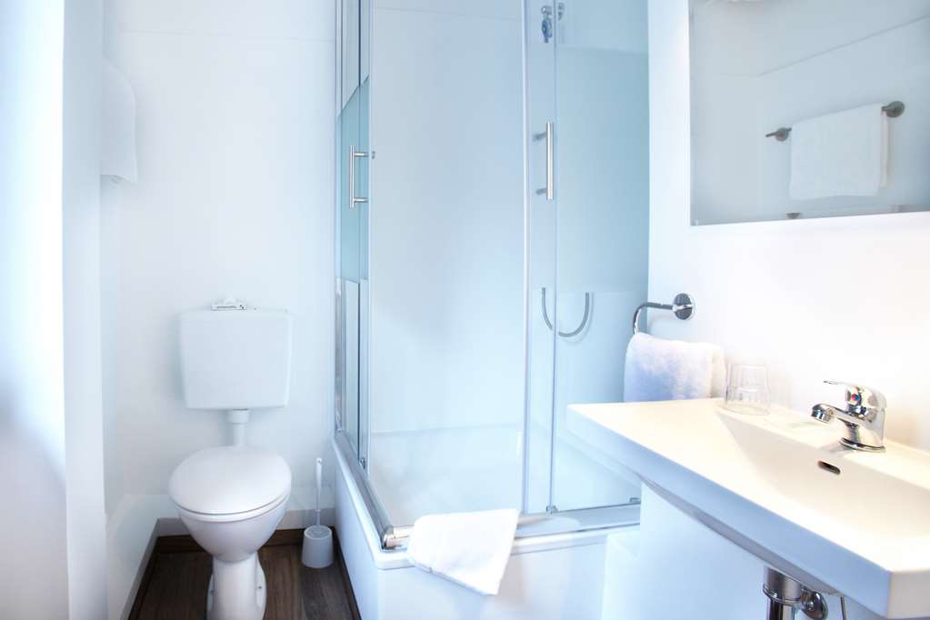 Hotel Ostseehalle Kiel by Premiere Classe- bathroomcopyright Matthias Schlief