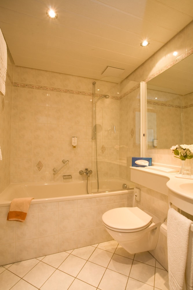 Deep soaking bathtub