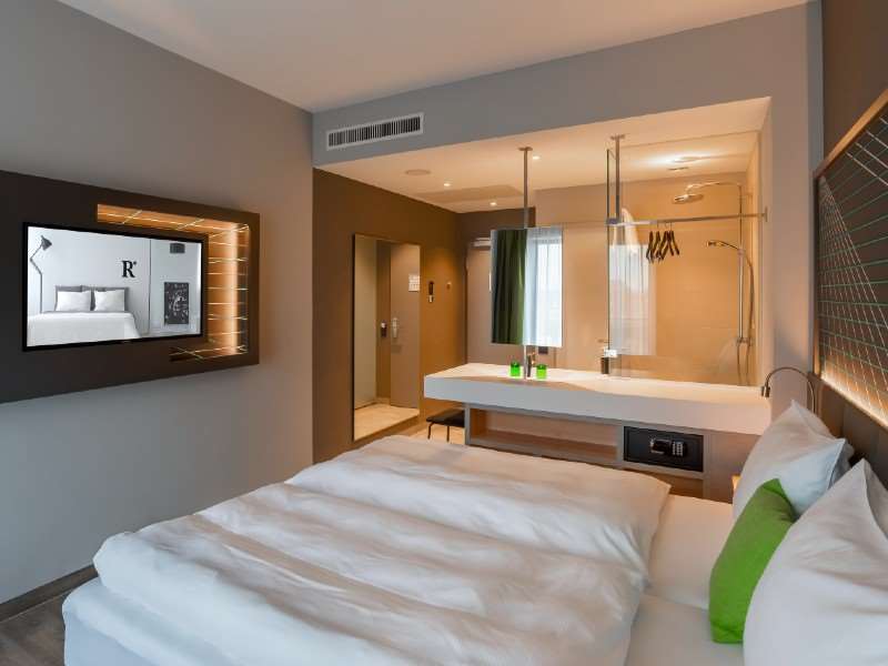 Modern, a bit casual and stylish - that's Rilano 24/7. The Rilano 24/7 Hotel Kevelaer offers individual rooms with a laptop safe, charging station, flat-screen TV, hairdryer and make-up mirror. The open bathrooms have a rain shower.