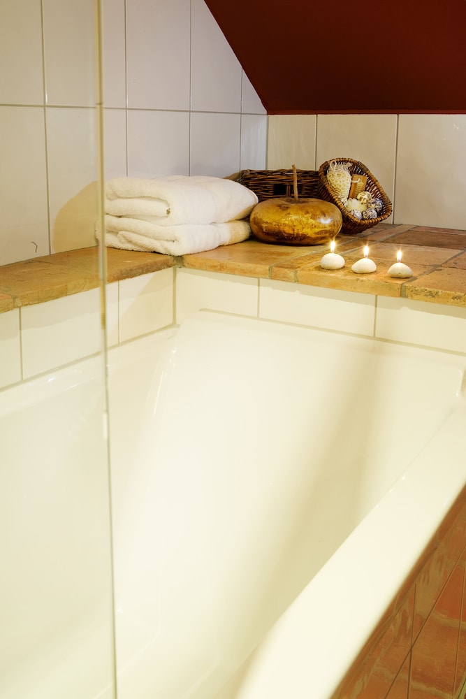 Deep soaking bathtub