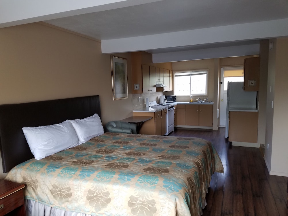 Townhouse Inn & Suites - featured photo