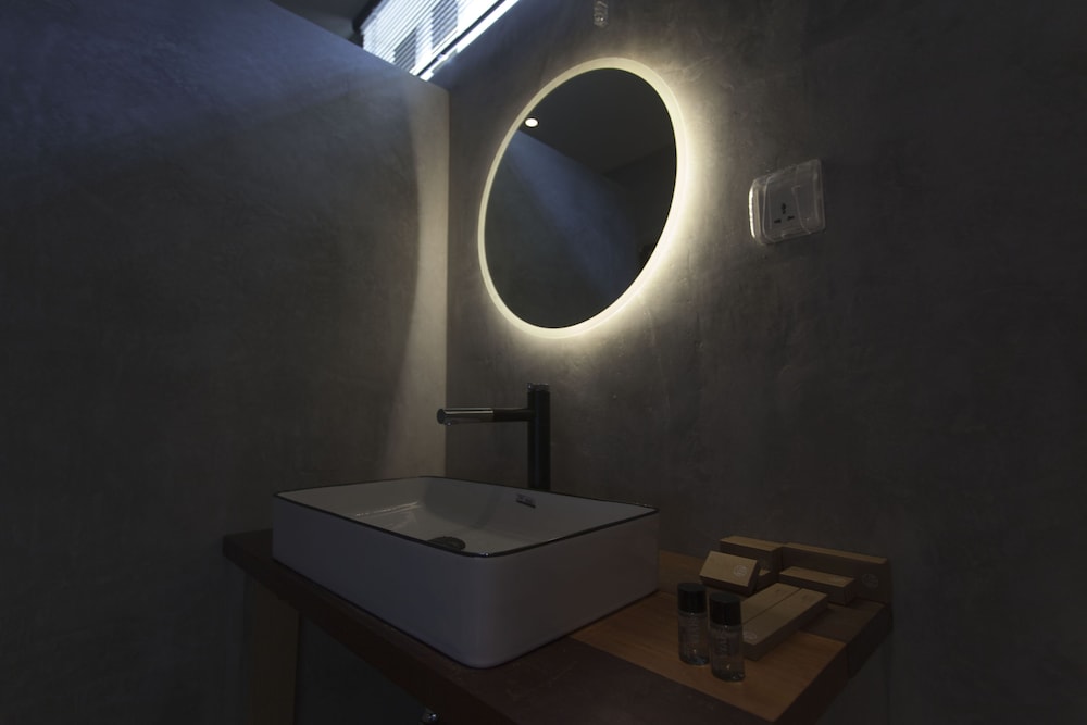 Bathroom sink