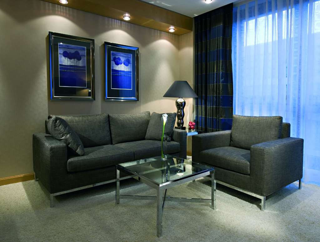 The Junior suites are located on the 2nd to the 7th floors. They have a size of 50 sq.m. and are furnished with an elegant living and work area, bedroom and a large marble bath. Some are equipped with a kitchenette.