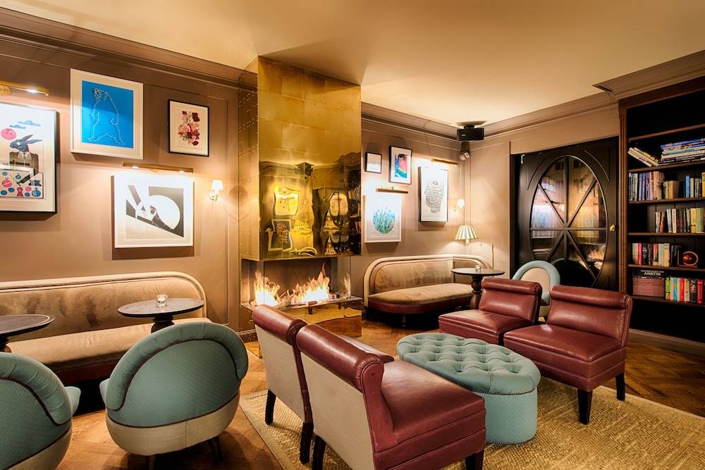 Lobby lounge