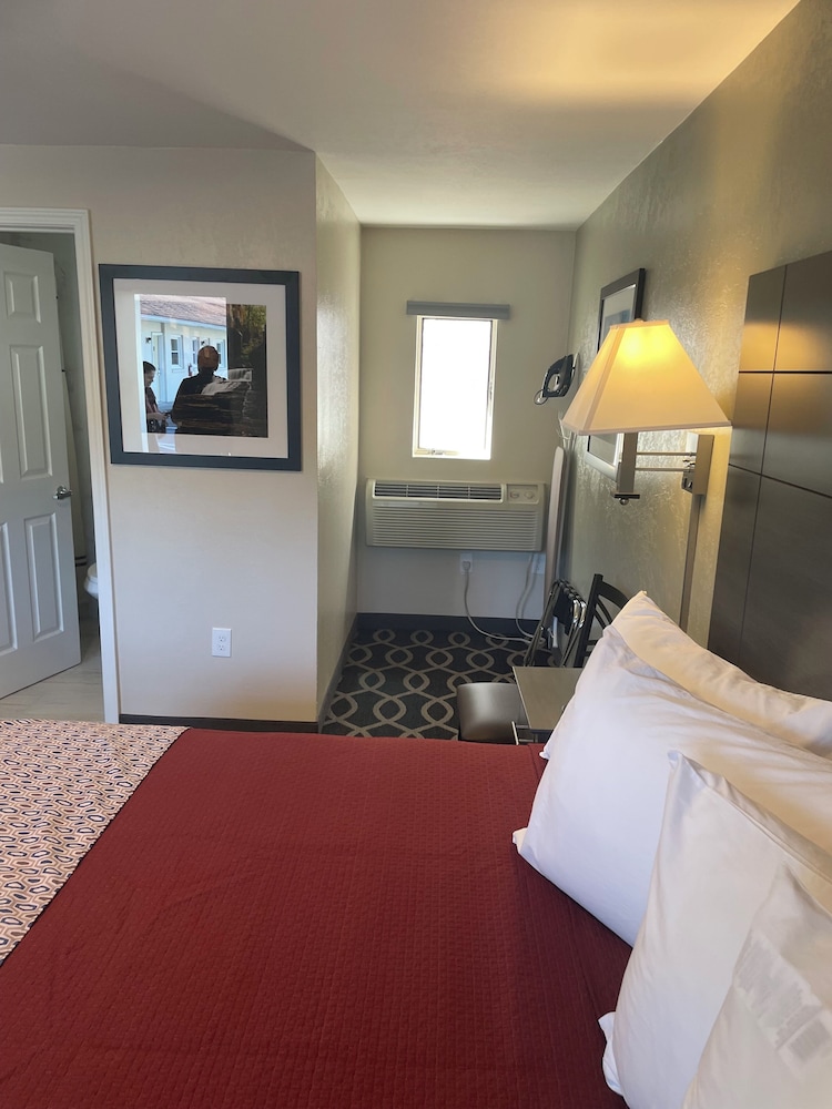 Embassy Inn Motel - photo 5