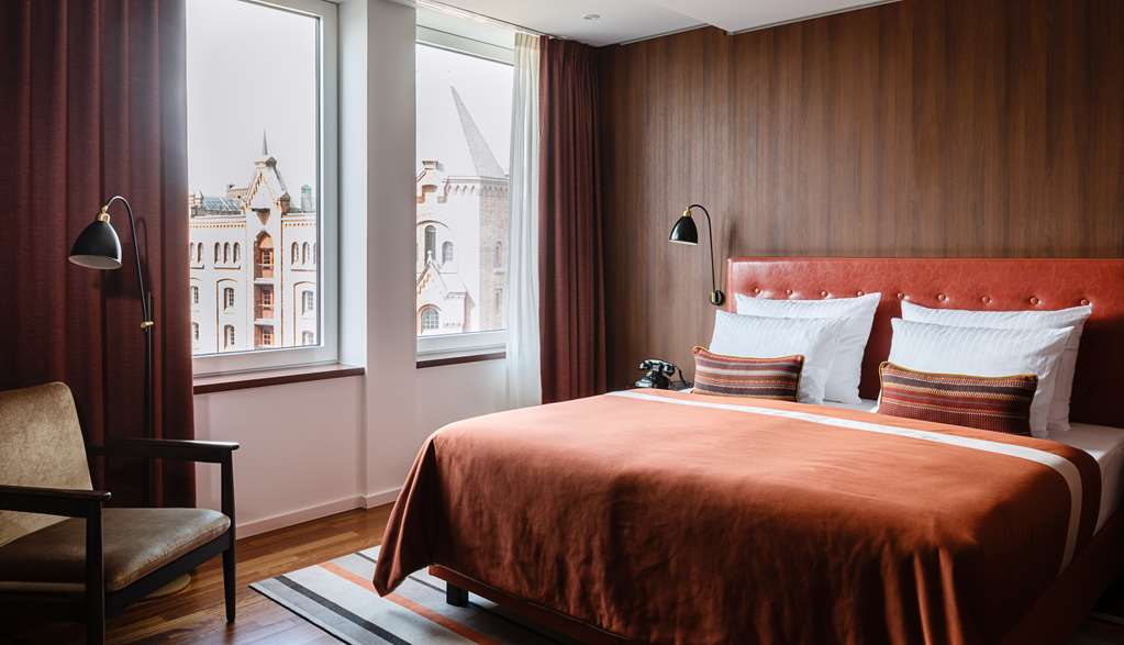 ameron speicherstadt zimmer premium speicherstadt bett seitlich sessel fenster quer
