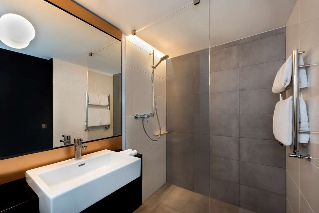 adina apartment hotel leipzig one bedroom bathroom