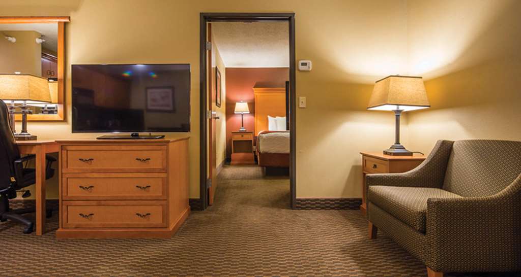 Best Western Plus Deer Park Hotel & Suites - photo 4
