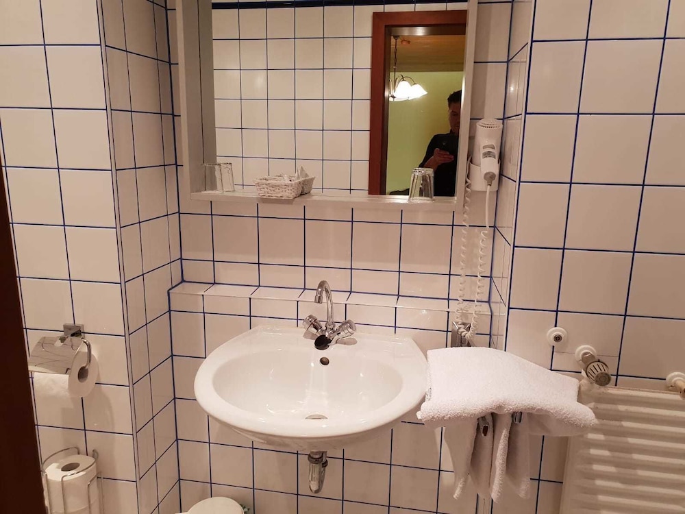 Bathroom sink