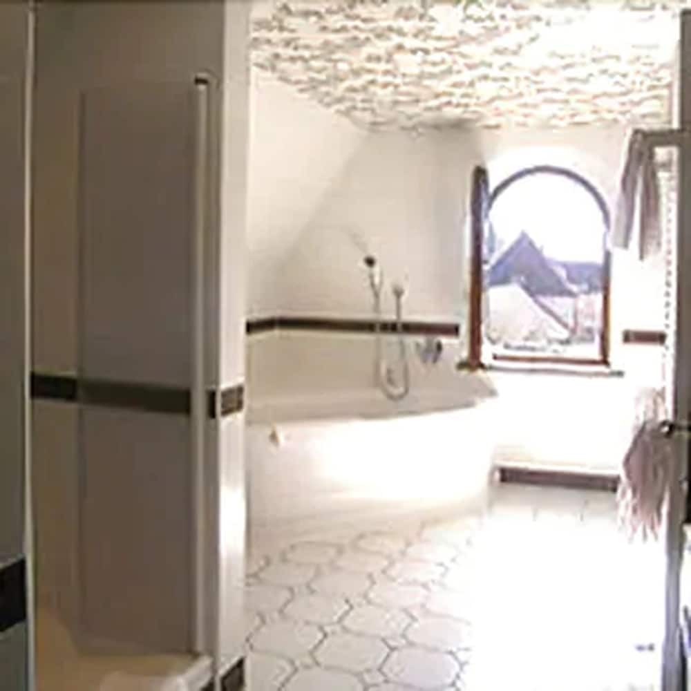 Jetted tub