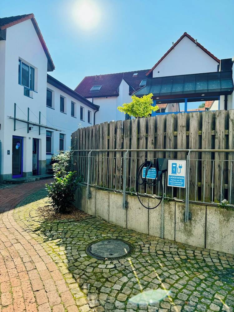 Electric vehicle charging station