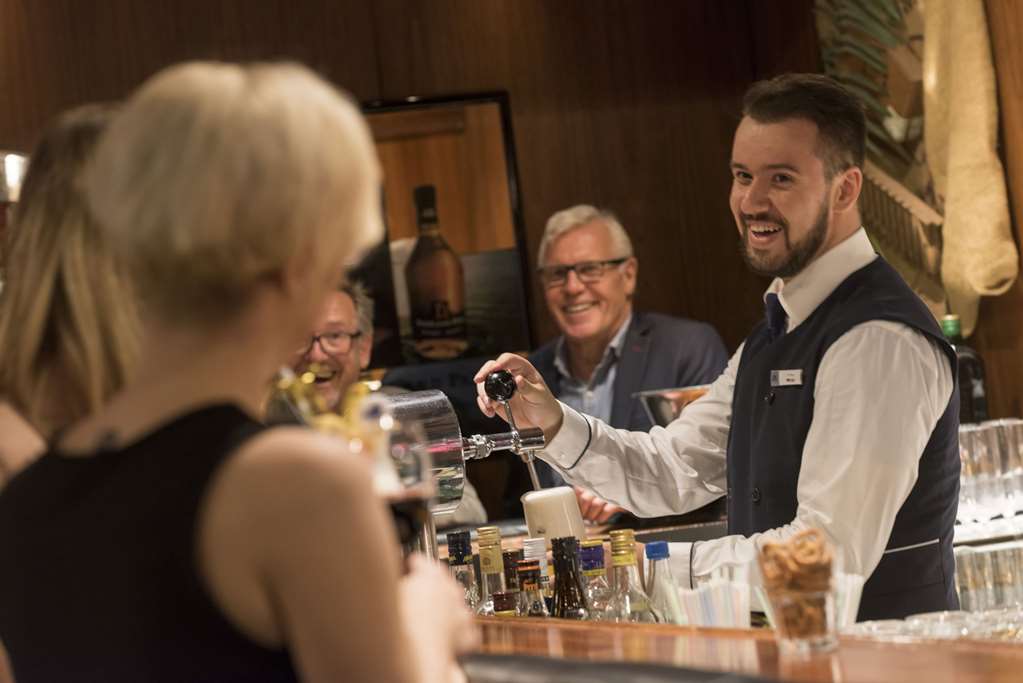 Daily from 6 p.m.Enjoy international cocktail creations, fine wine or a freshly tapped beer and small snacks