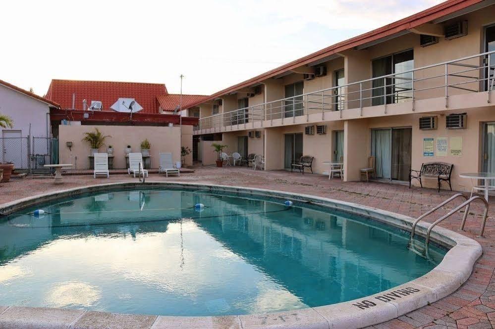 Camelot Waterfront Inn - photo 5