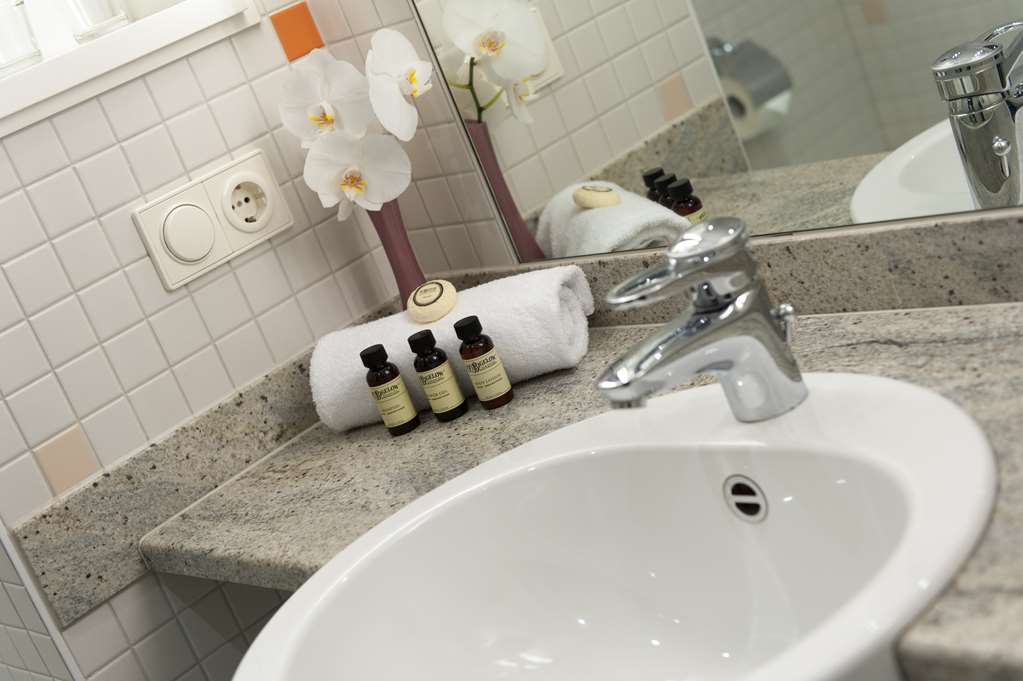 centrovital Hotel Berlin / Relax room with lake view bath
