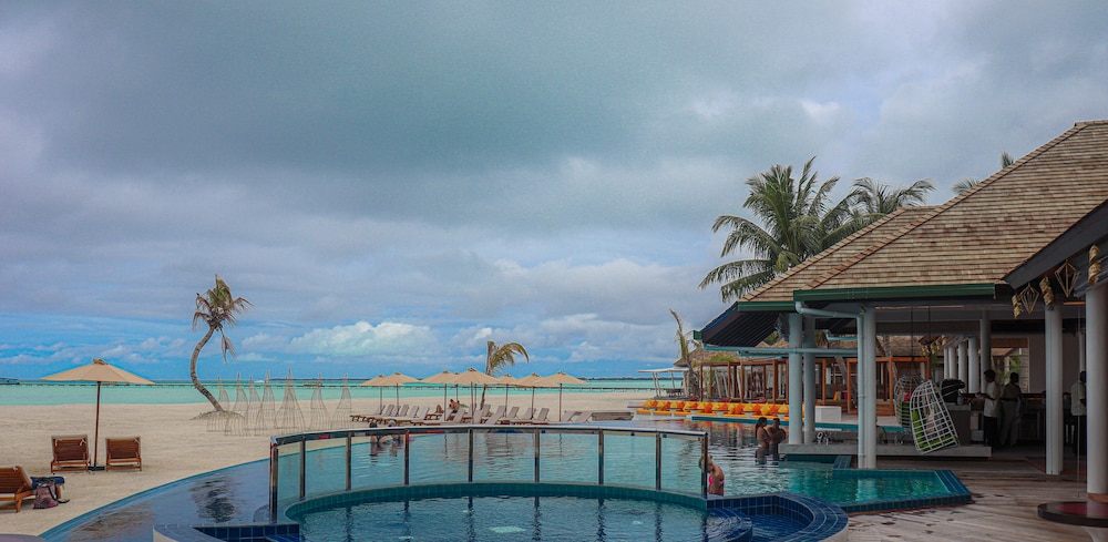 Swim-up bar