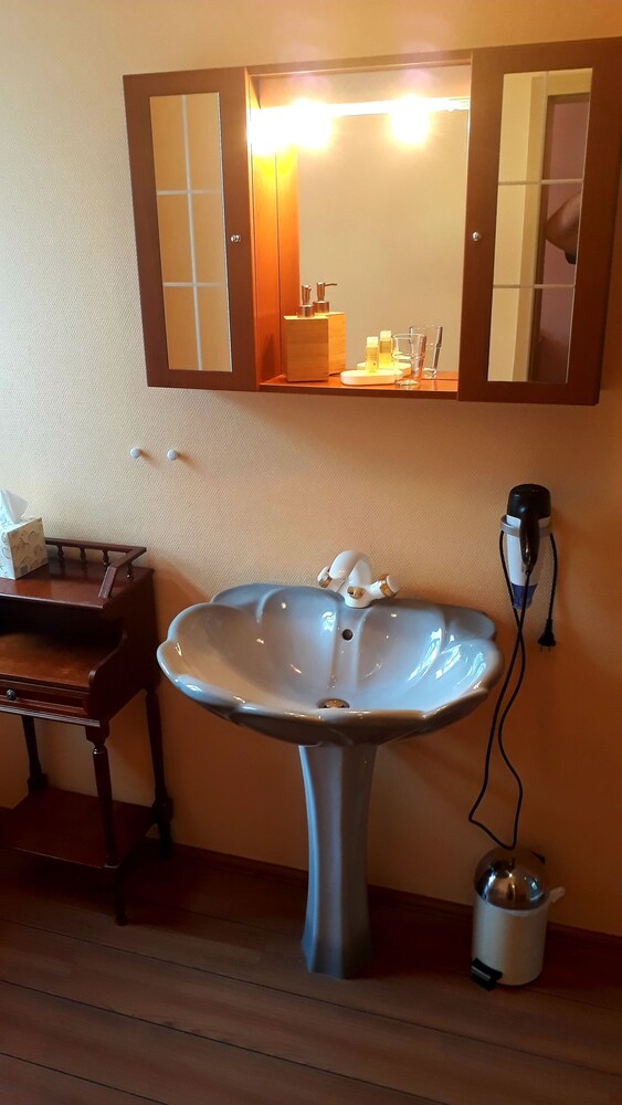 Bathroom sink