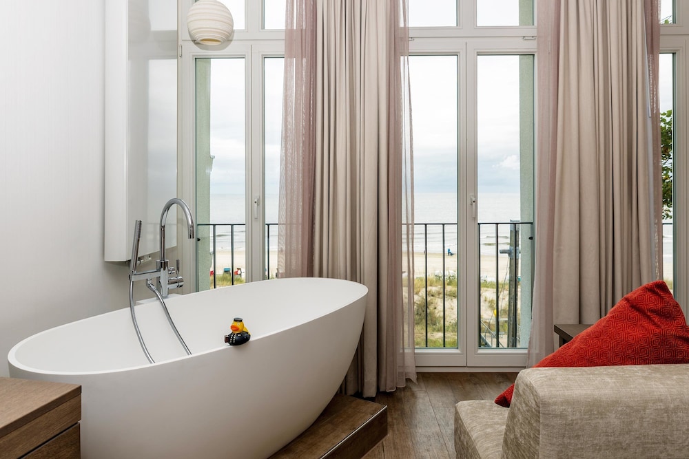Deep soaking bathtub