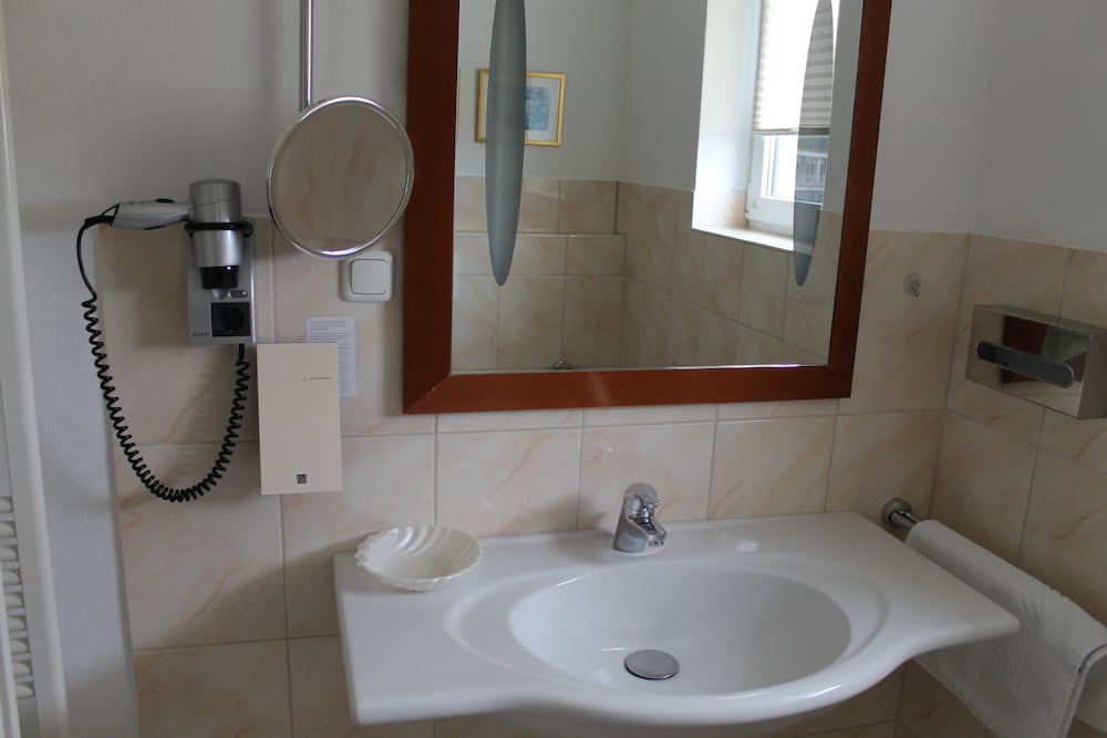 Bathroom sink