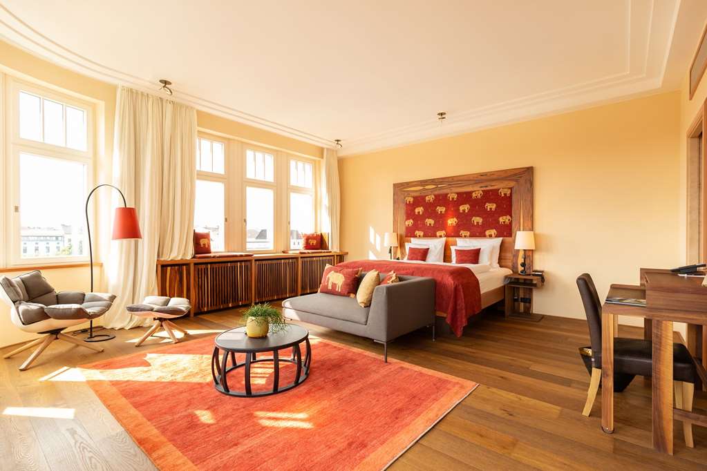 Orania Suite Bedroom right Fridolin Full