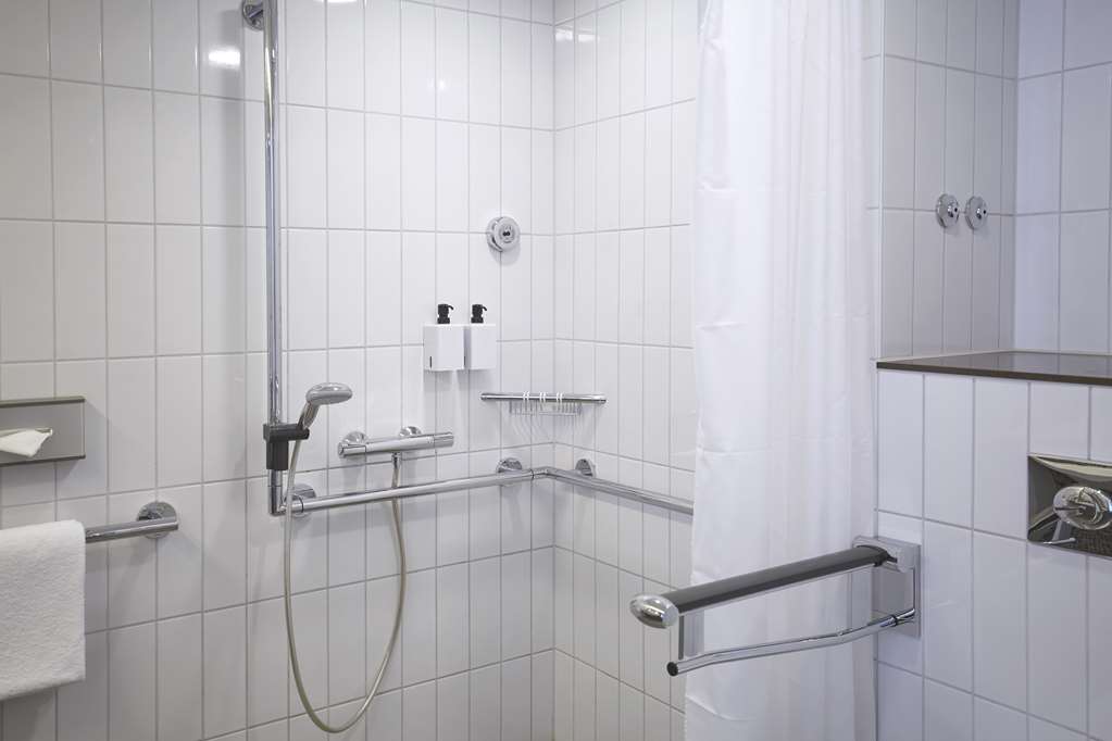 Scandic Berlin Potsdamer Platz room Standard accessible bathroom