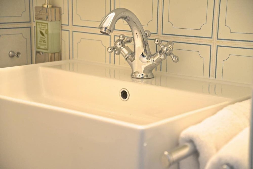 Bathroom sink