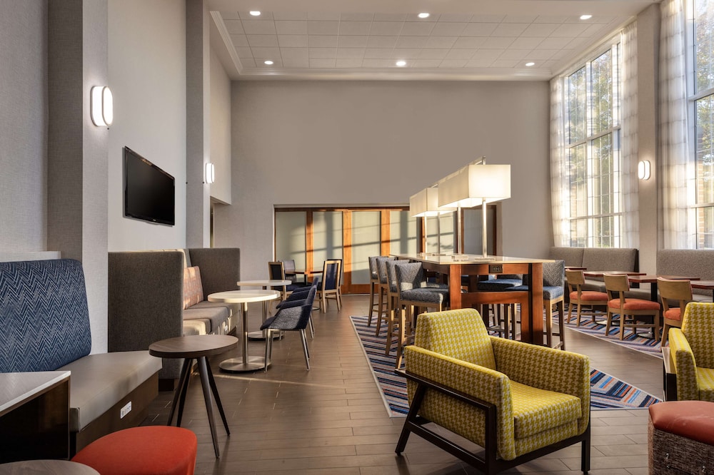 Hampton Inn & Suites State College at Williamsburg Square - photo 3