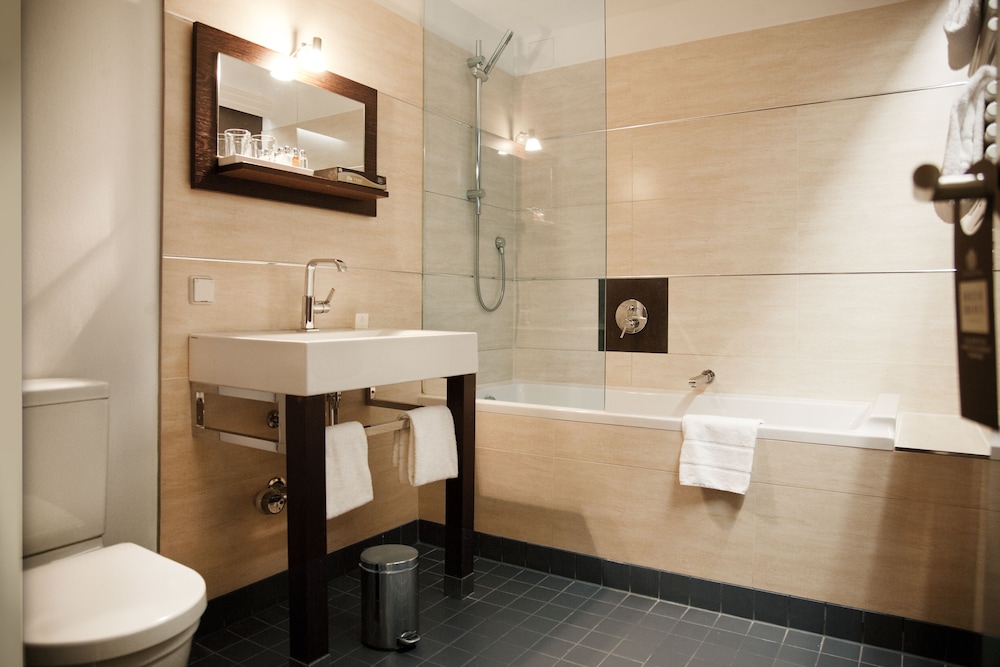 Deep soaking bathtub