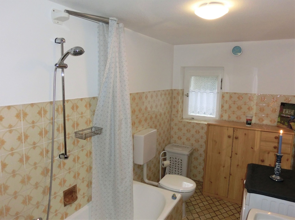 Deep soaking bathtub