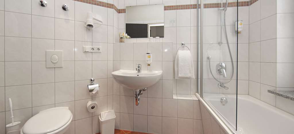 Bath standard room Novum Hotel Eleazar Hamburg