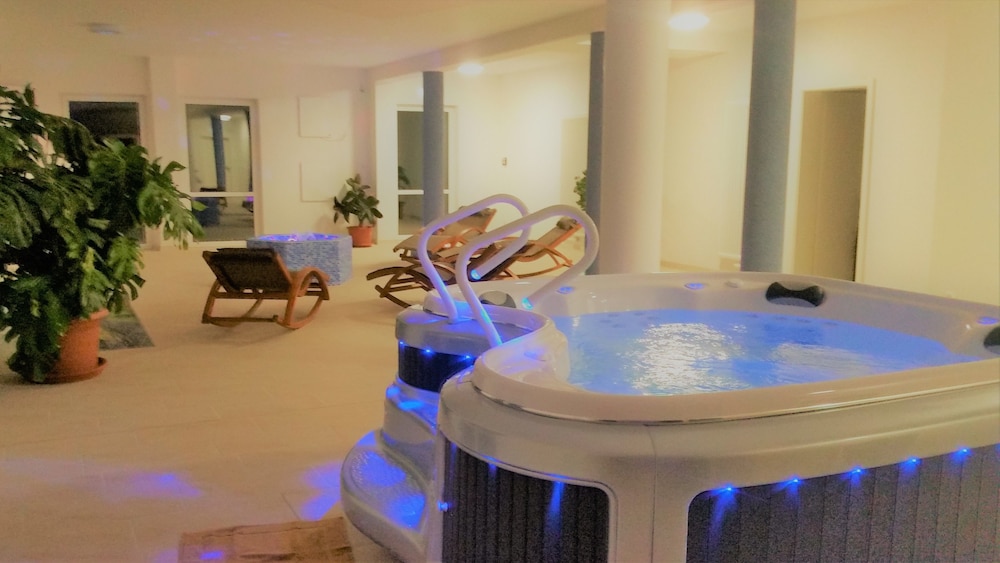Indoor spa tub