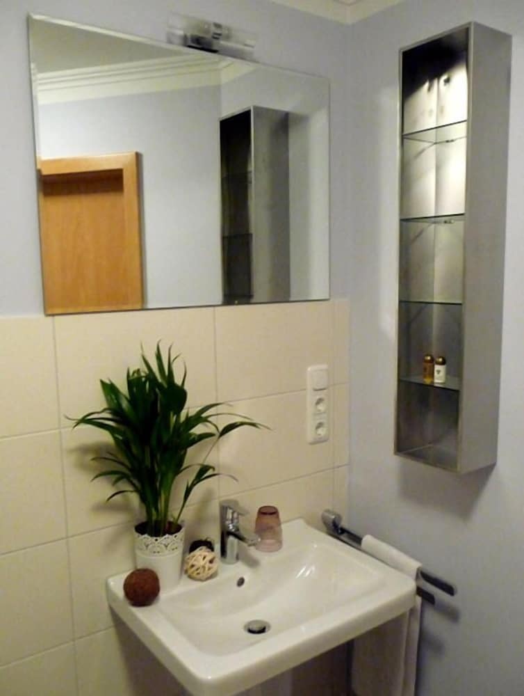 Bathroom sink