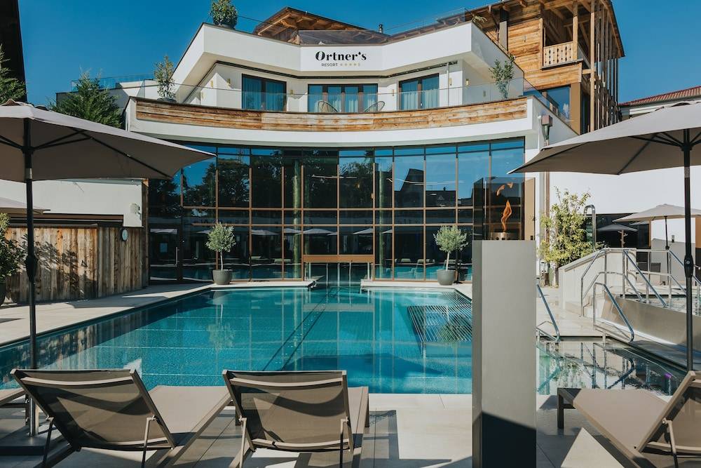 Indoor/outdoor pool