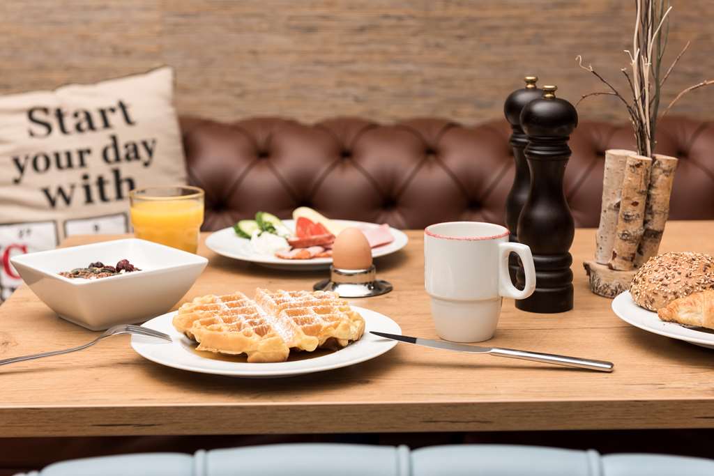 Scandic Berlin Kurf rstendamm Restaurant Breakfast Table
