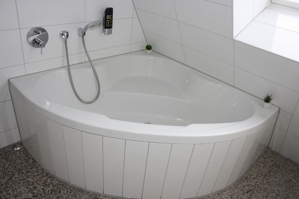 Deep soaking bathtub