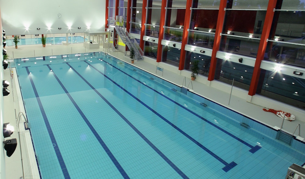 Exercise/lap pool