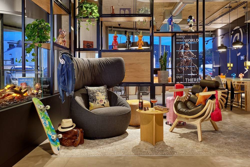 Lobby lounge