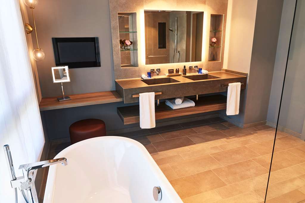 Steigenberger Hotel Hamburg - Deluxe Suite Bath