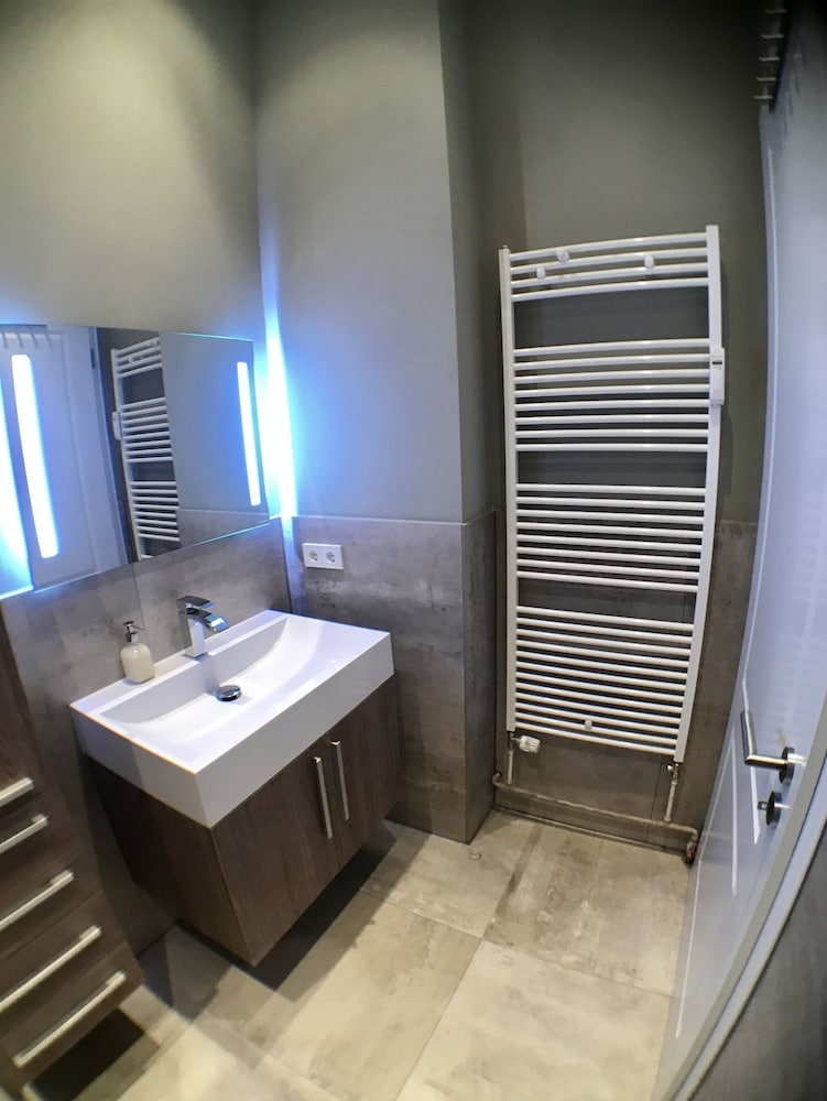 Bathroom sink