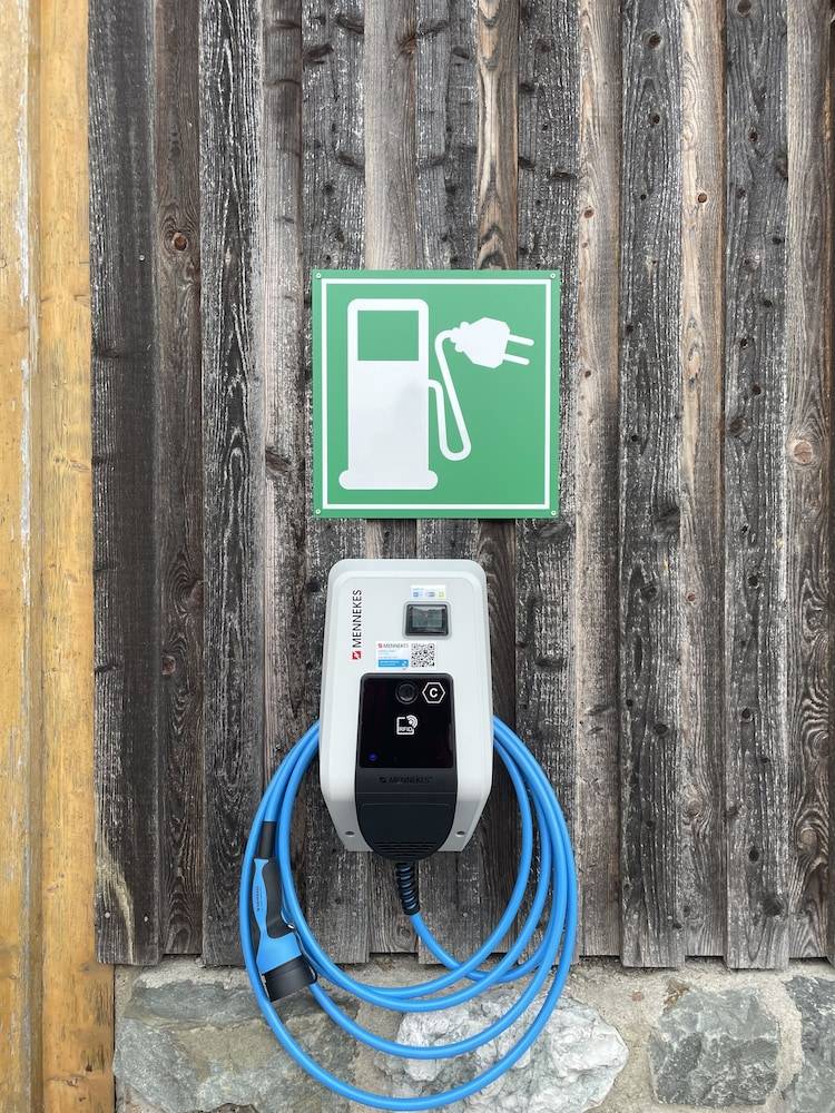 Electric vehicle charging station
