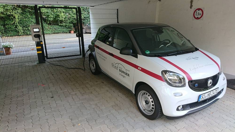 Electric vehicle charging station