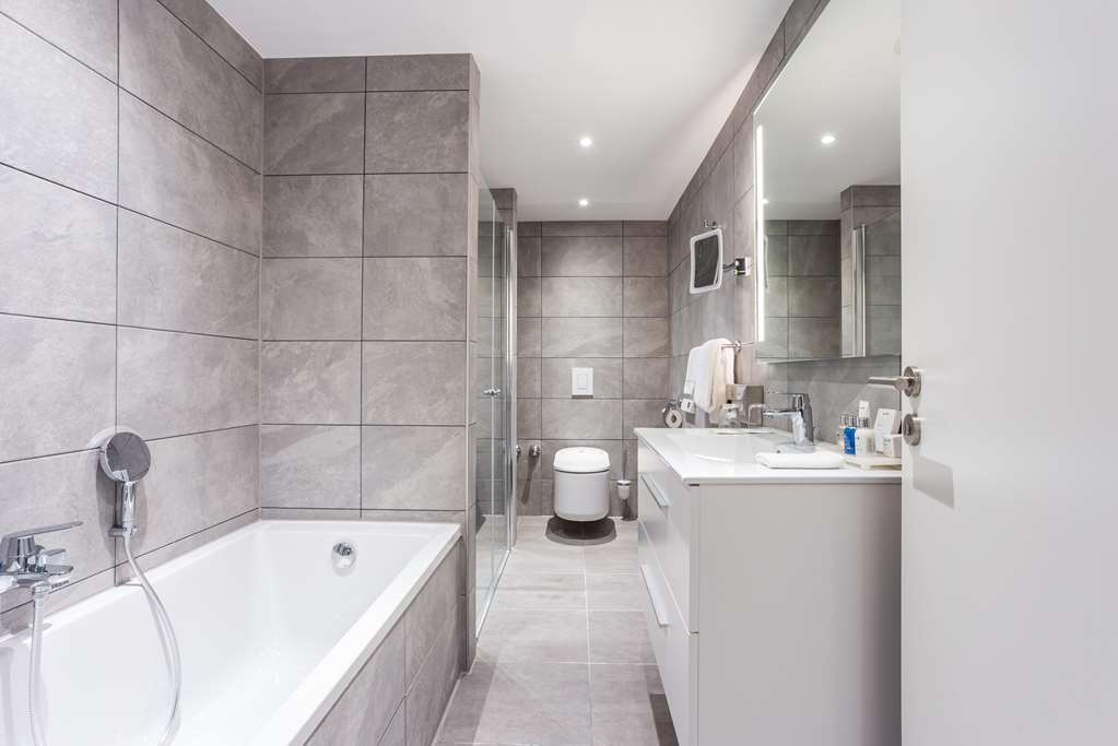 Suite bathroom