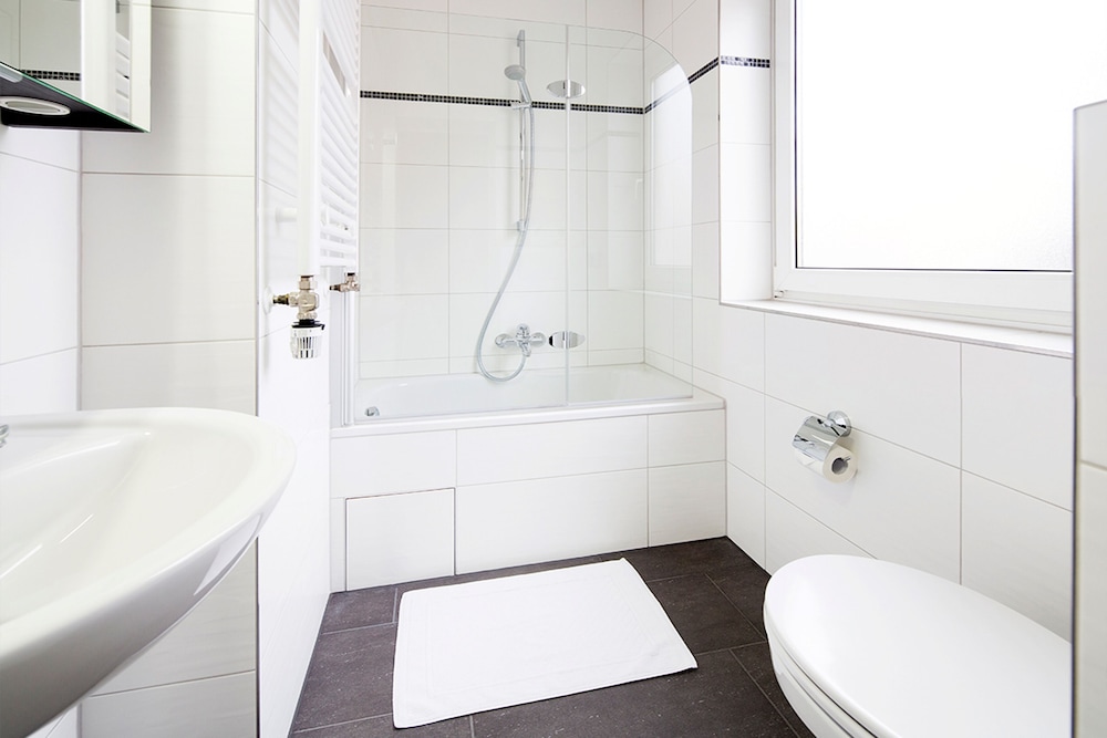 Deep soaking bathtub