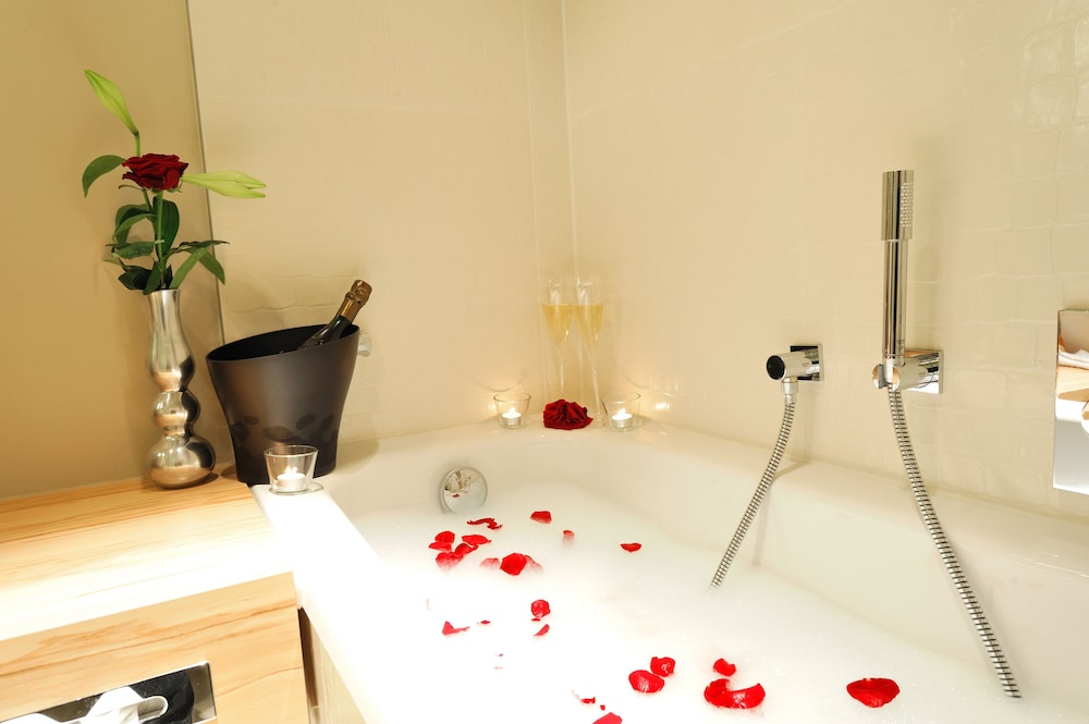Deep soaking bathtub